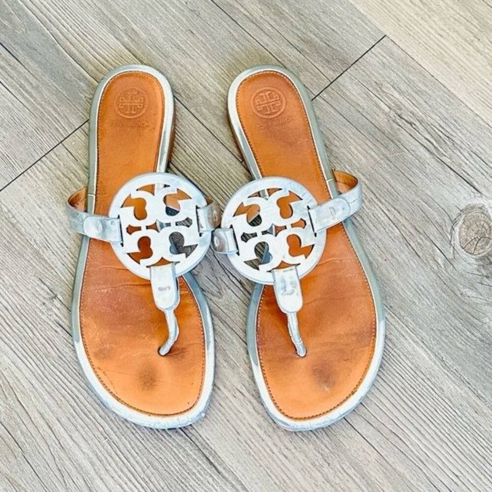 Tory Burch Miller Flip Flop Sandals Women, Size 8.5 Silver Tan Metallic Chrome - Picture 2 of 9